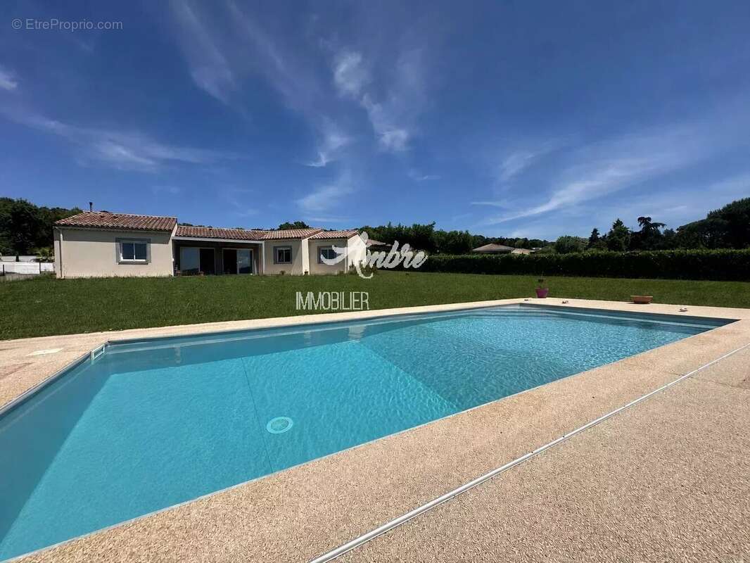 Maison à MONTELEGER