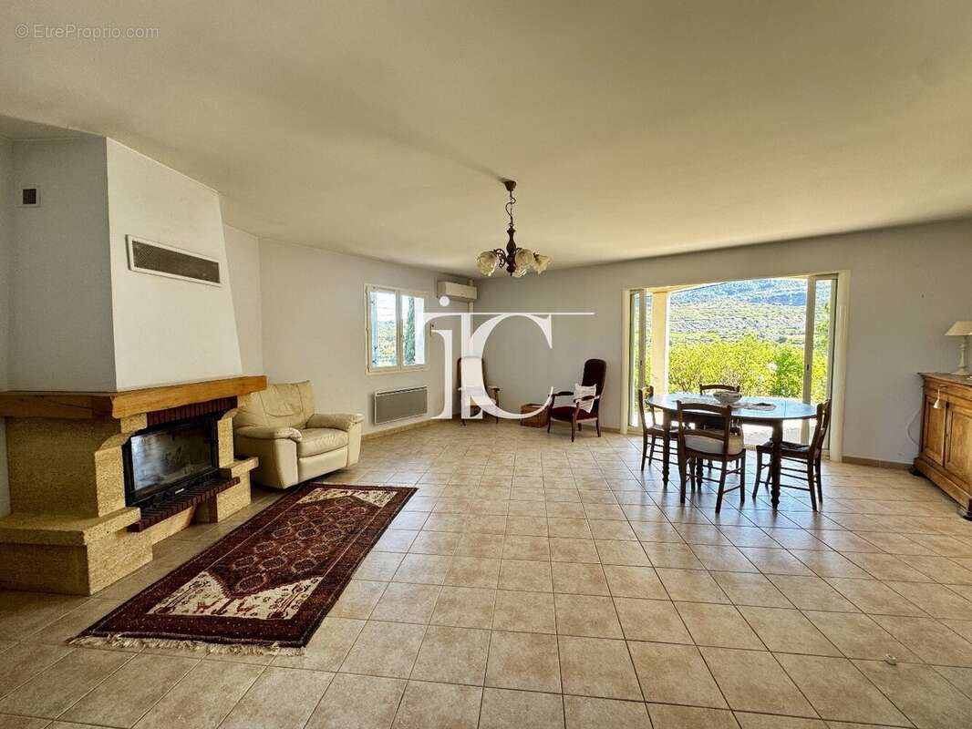 Villa centre ville les vans 125m² 4chambres 979 m² de terrain avec piscine - photo 4