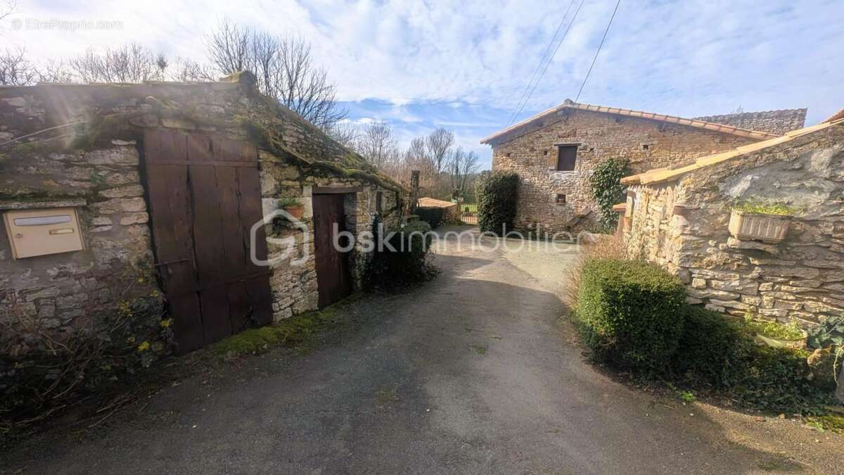 Maison à CHAMPDENIERS-SAINT-DENIS