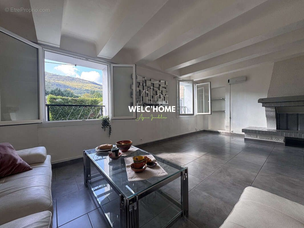 Salon T3 - Maison à POURCIEUX