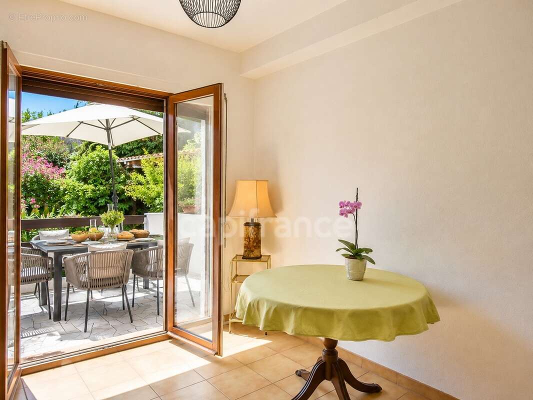 Villa méditerranéenne à vendre 7 pièces, 215 m² CANET EN ROUSSILLON (66) avec potentiel 2 logements, terrasses, jardin et garage - photo 10
