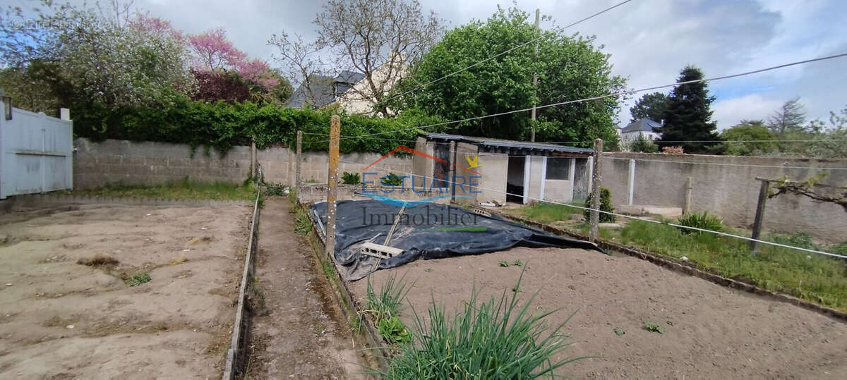 Terrain à SAINT-ETIENNE-DE-MONTLUC