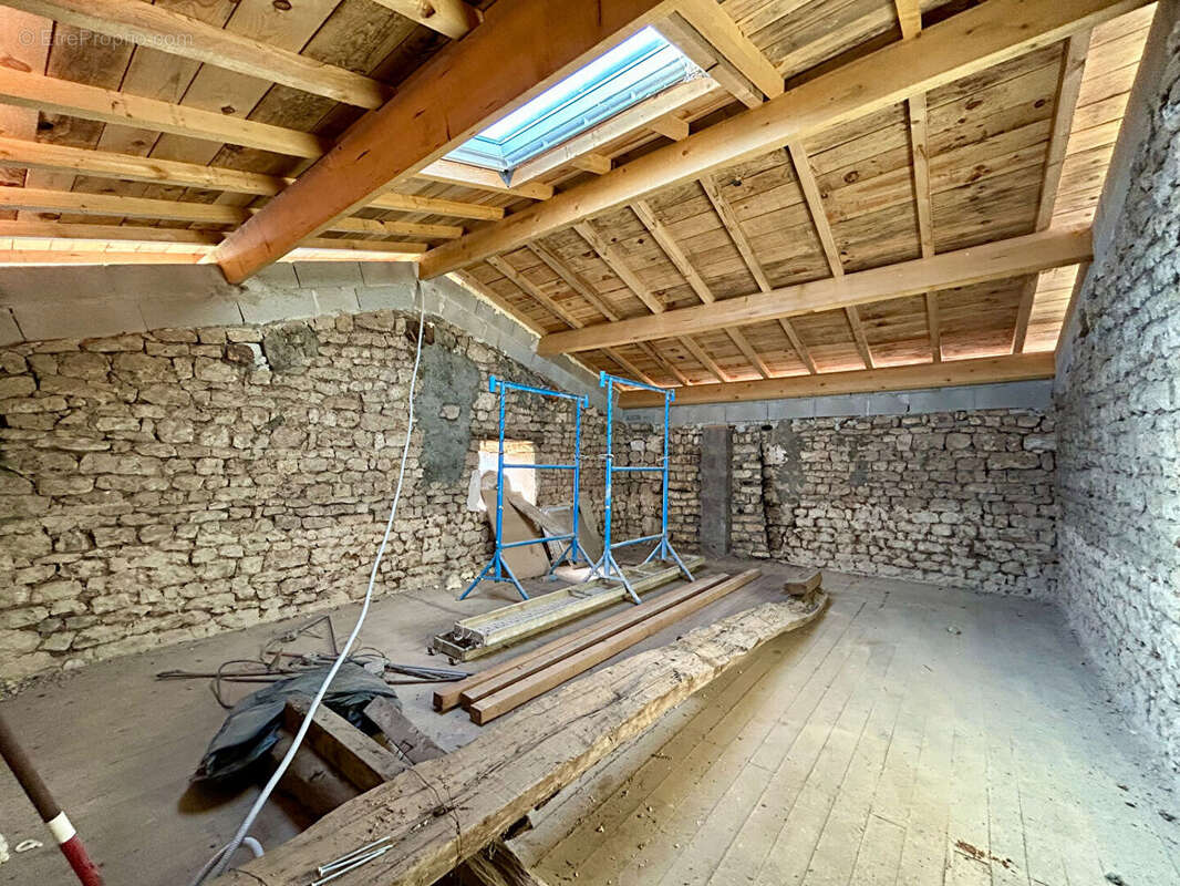 Maison à AZAY-LE-BRULE