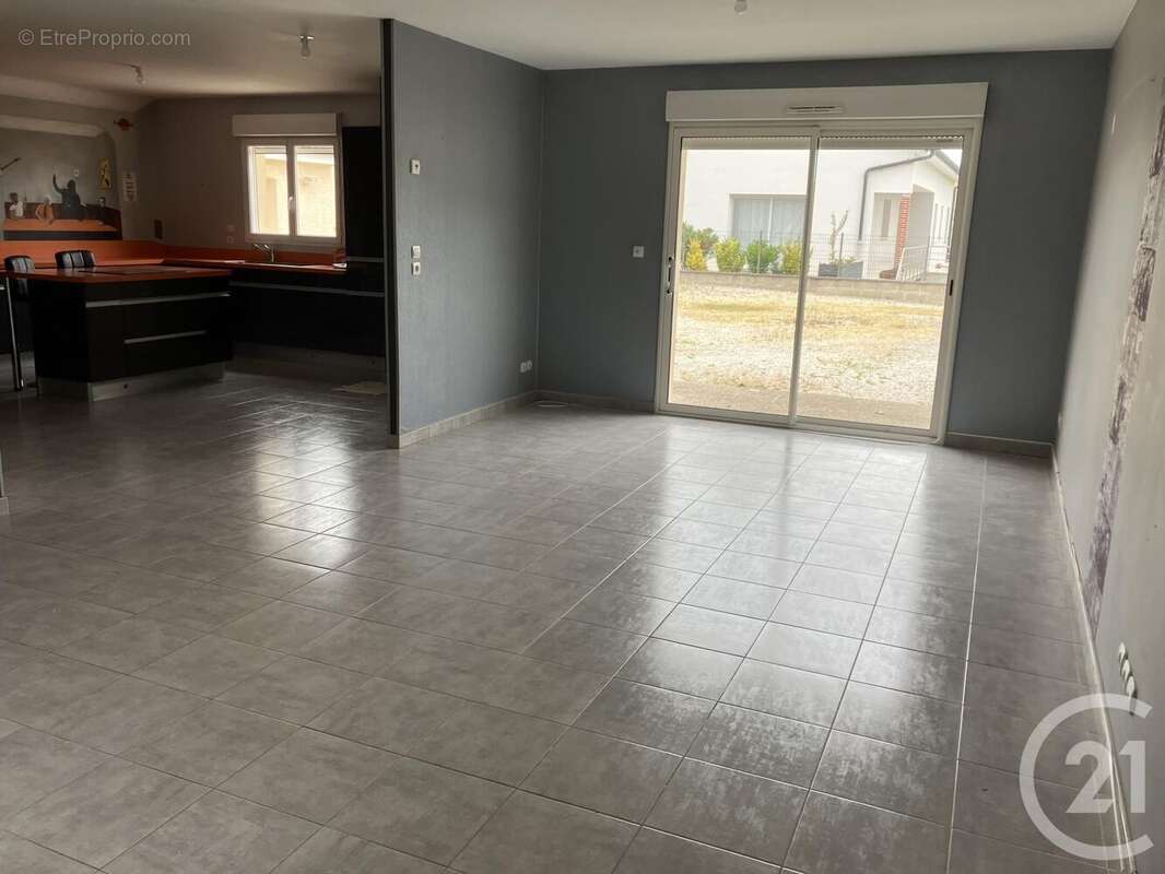 Maison à MONCETZ-LONGEVAS