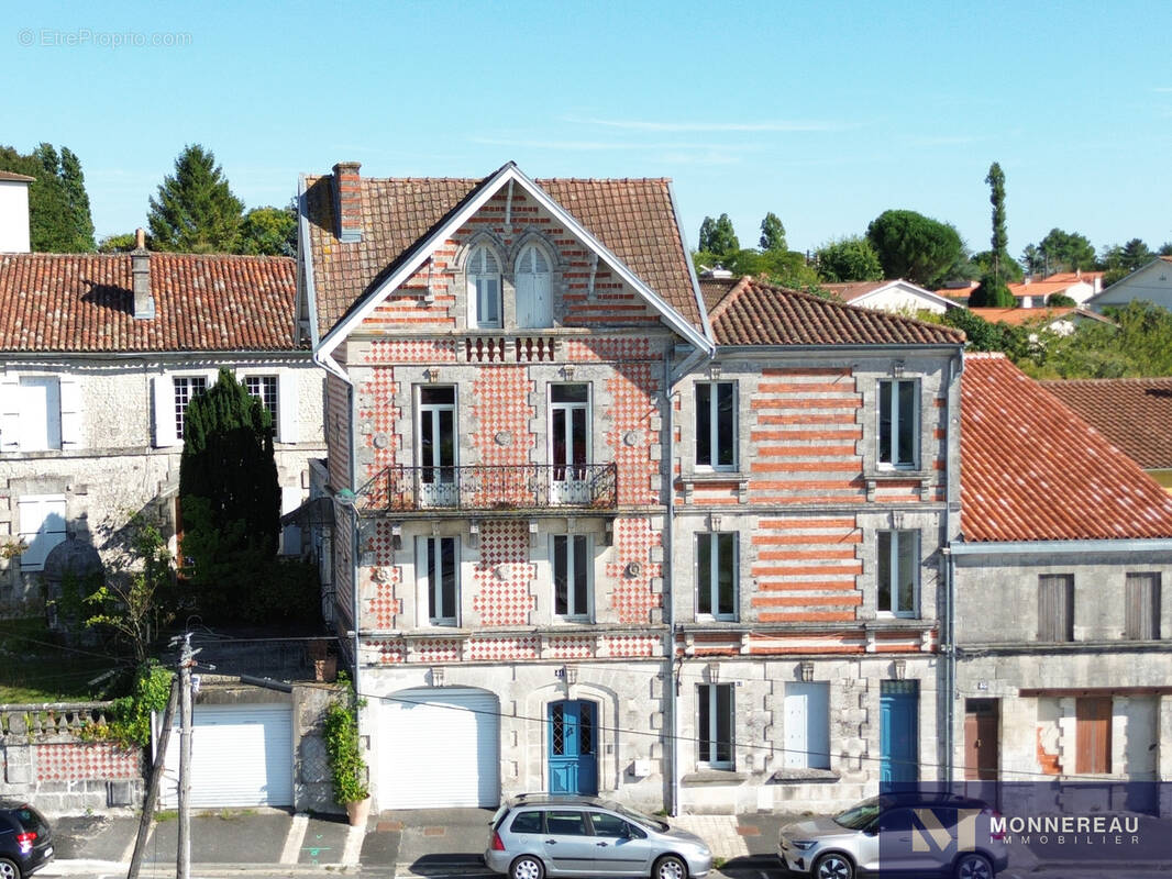 Maison à BARBEZIEUX-SAINT-HILAIRE