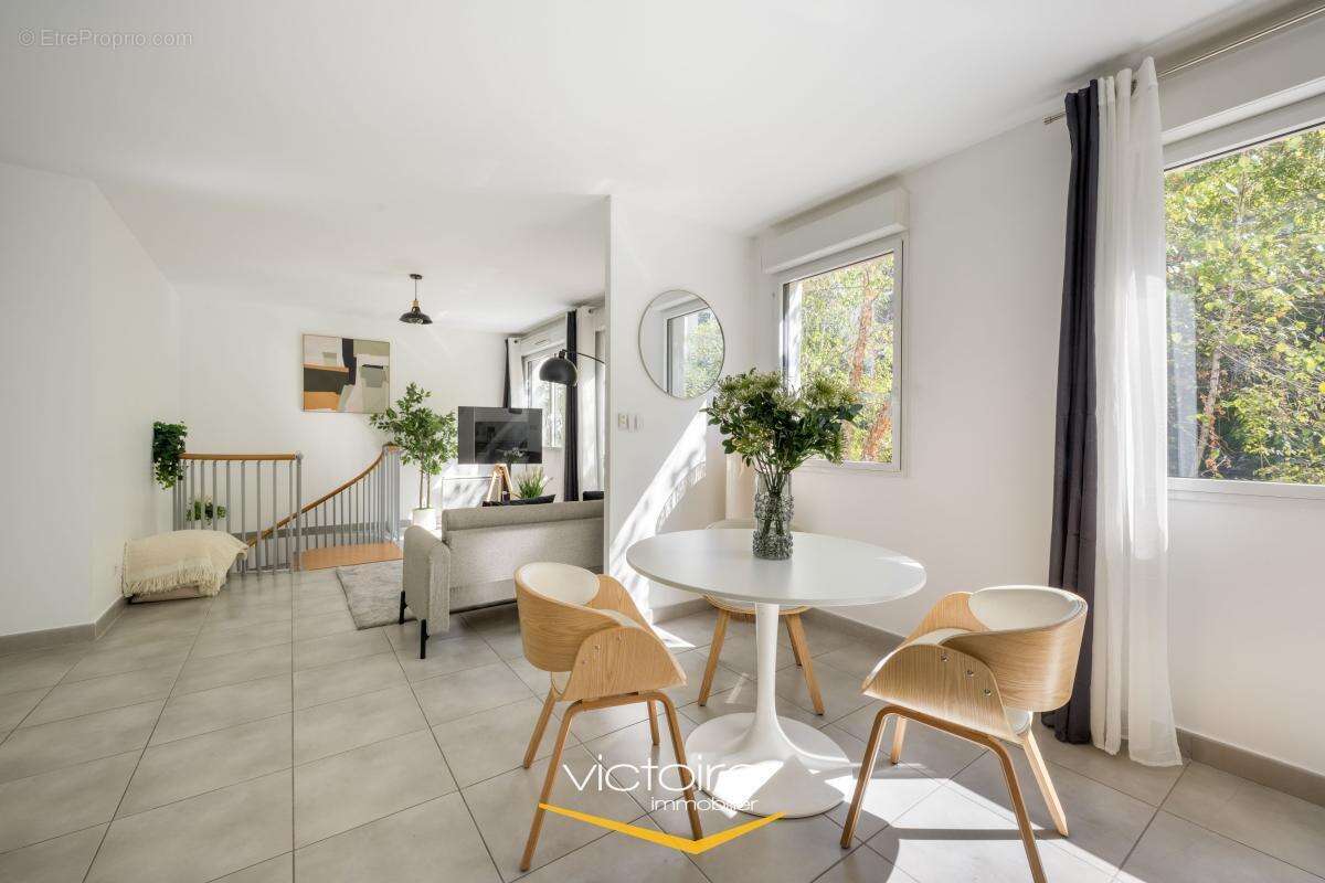 Lyon 3, La Buire - Grand et lumineux T2 en duplex 55,84 m², vue sur les arbres, garage et cave - photo 6