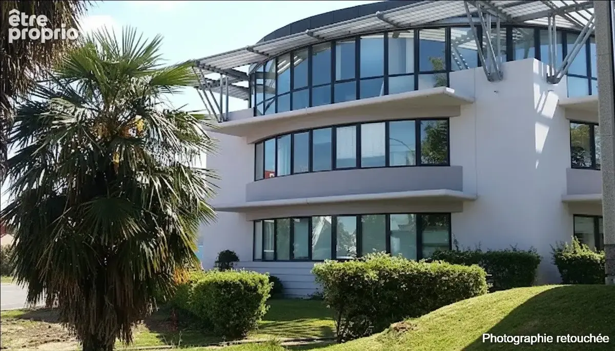 Commerce 640 m² à Pau  - photo 1