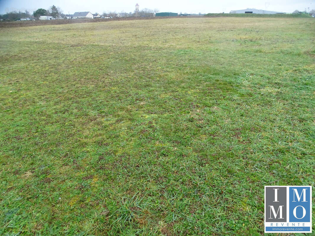 Terrain à DUN-SUR-AURON