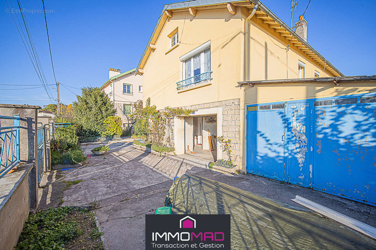 Maison à DUGNY-SUR-MEUSE