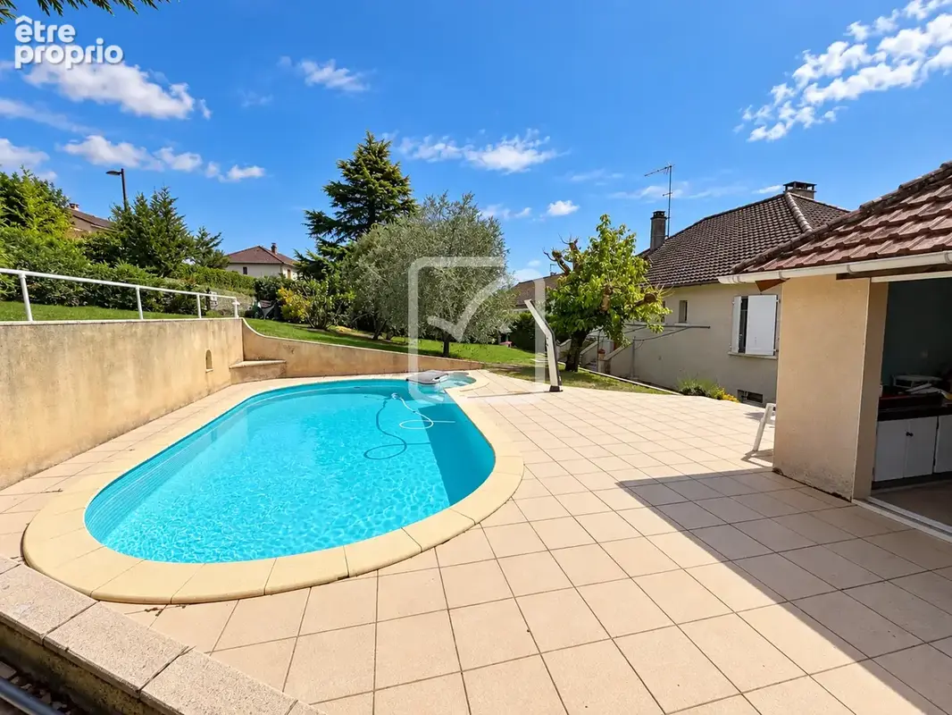 Maison avec piscine et jardin arbore quartier calme et jolie vue - photo 2