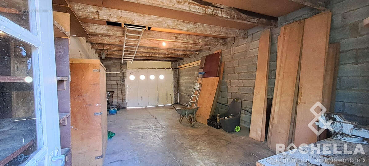 grand garage surmonté d'un grand grenier - Maison à ROCHEFORT