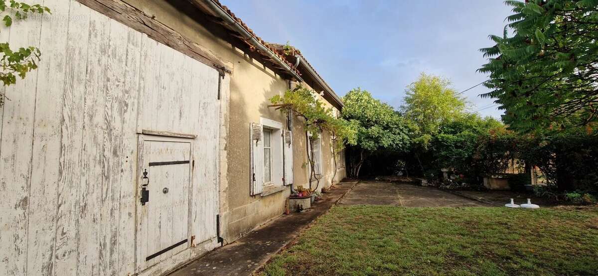Maison de caractère avec grande grange/garage et plus de 1600m2 de terrain attenant - photo 25