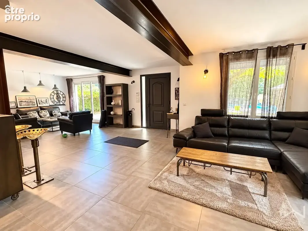 Nathalie Sinad vous présente à Uchaux cette propriété d'environ 201 m2 au total, avec piscine, studio et appar - photo 6