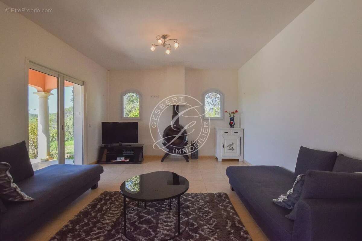 A VENDRE - FLAYOSC très belle villa avec vue dominante et piscine - photo 15