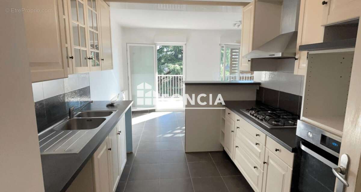 À vendre ,Spacieux T4 dans résidence recherchée avec vue exceptionnelle sur Belledonne - photo 7