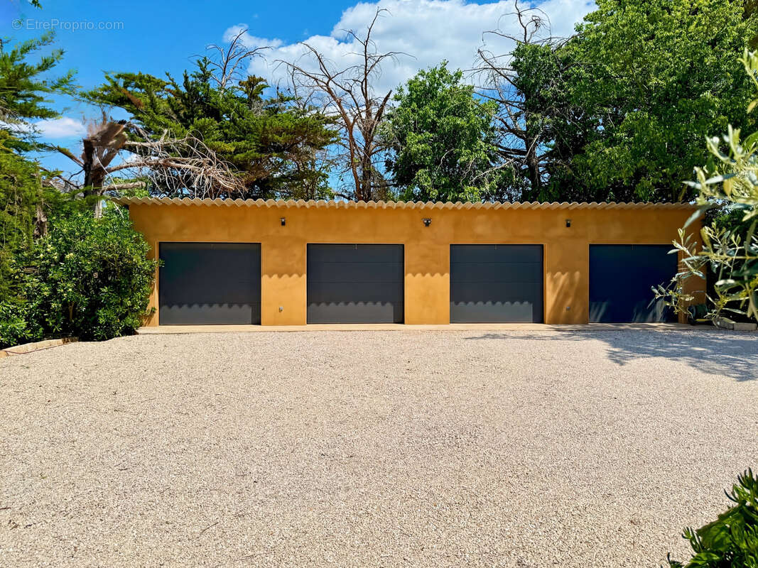 Propriété de 457 m2 + Piscine avec Pool House + 4 garages sur 5500 m2. - photo 33
