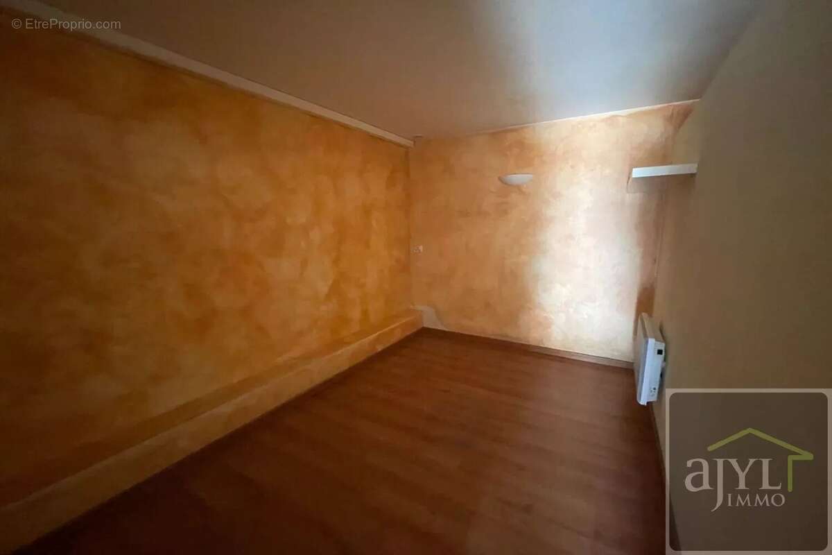 Commerce à LA ROQUE-D&#039;ANTHERON