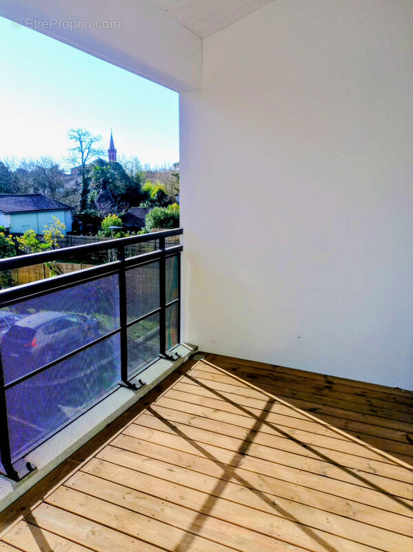 Appartement à PINS-JUSTARET