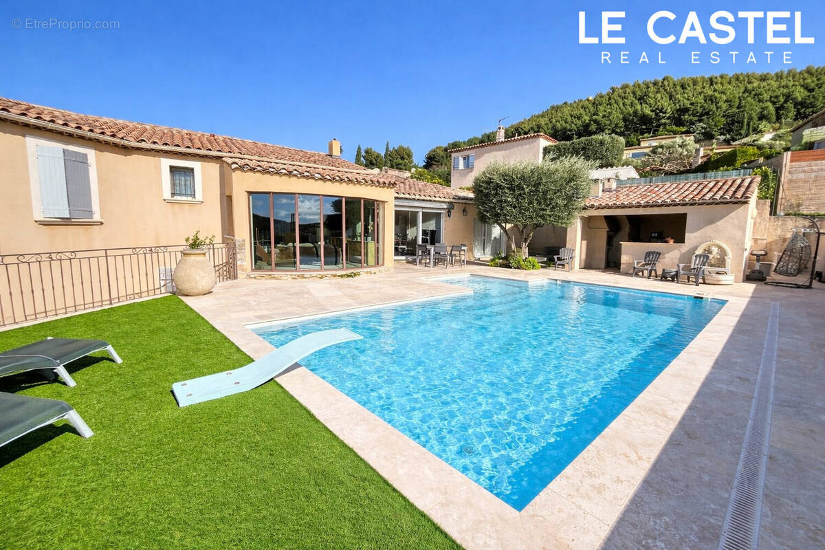 Maison à CEYRESTE
