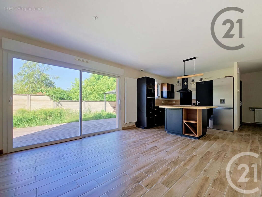 Appartement 71 m² à La Riviere-De-Corps  - photo 2