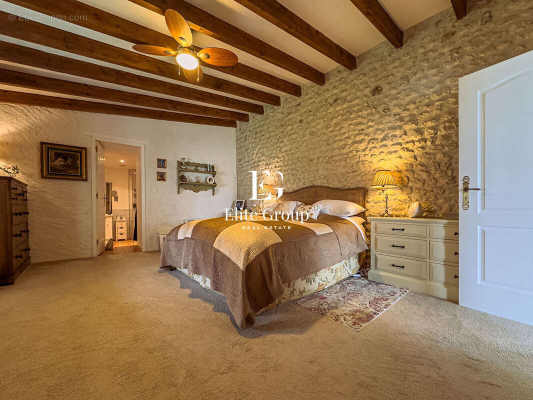 Maison à MONTMOREAU-SAINT-CYBARD