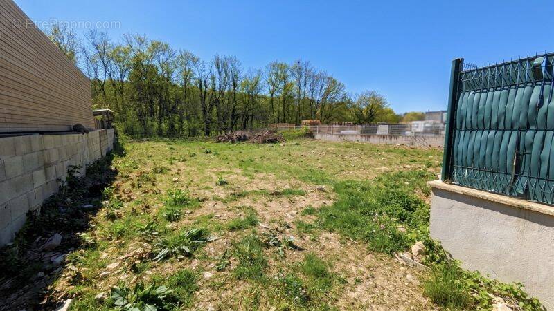Terrain à SAINT-CLAIR-DE-LA-TOUR