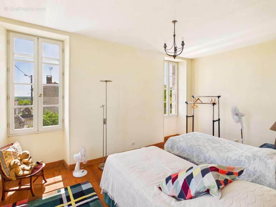 Superbe Maison de Maître avec Piscine Chauffée, Maison d'Amis et Jardins Privés - photo 17