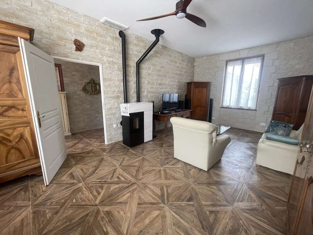 Maison en pierre rénovée avec dépendances de 270 m² - photo 6