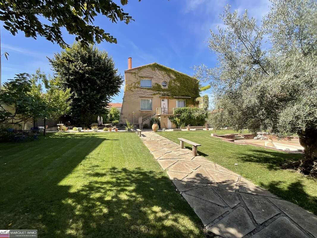 Séduisante maison de caractère T7 offrant 246 m² en 4 face sur 1 564 m² de terrain avec garage de 97 m², ascenseur, piscine - photo 34