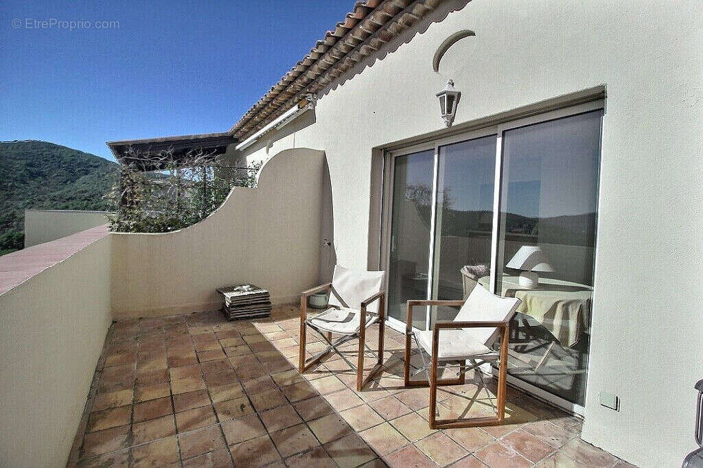 Appartement à ROQUEBRUNE-SUR-ARGENS
