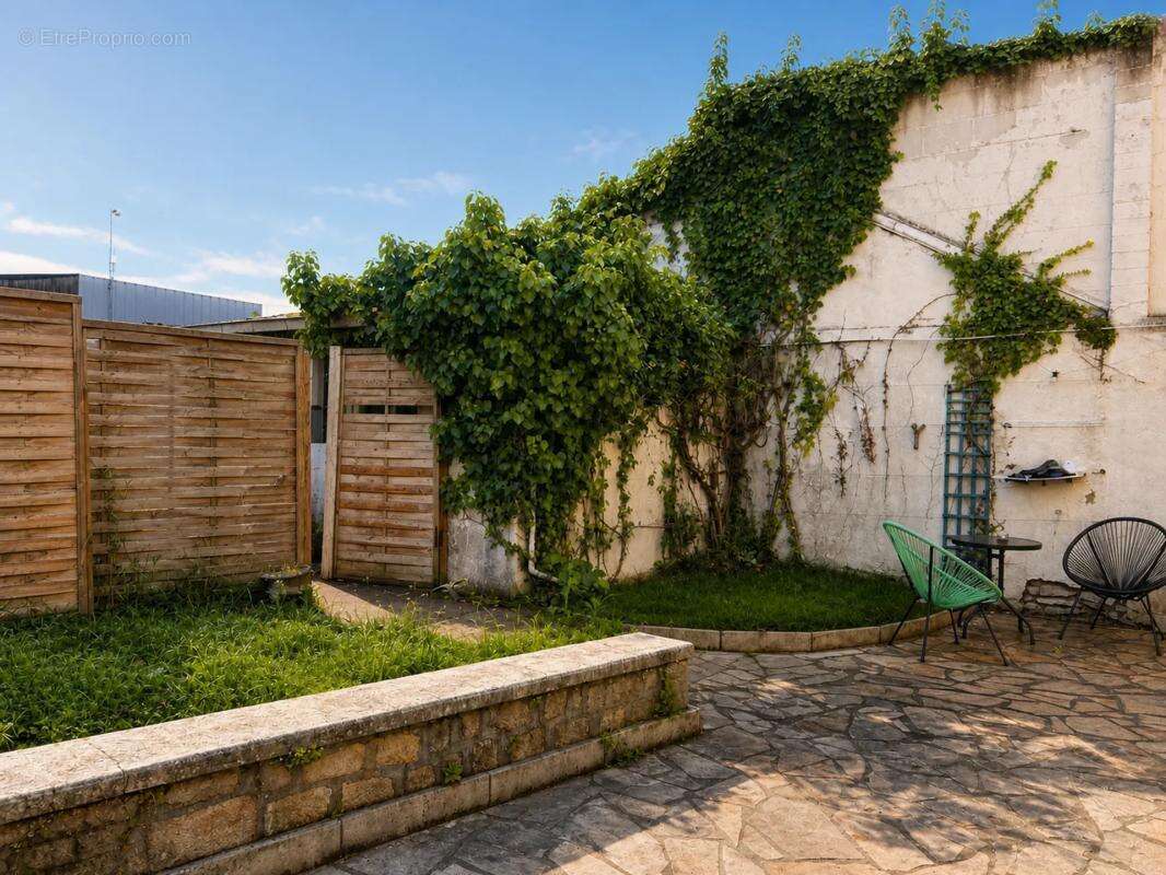 Immeuble de 9 pièces de 200 m² situé à Niort - photo 2