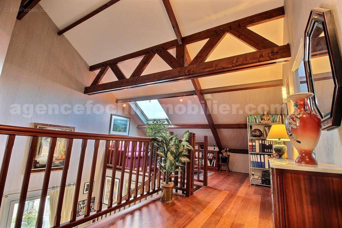 exposio_131706344 - Commerce à SAINT-MAUR-DES-FOSSES