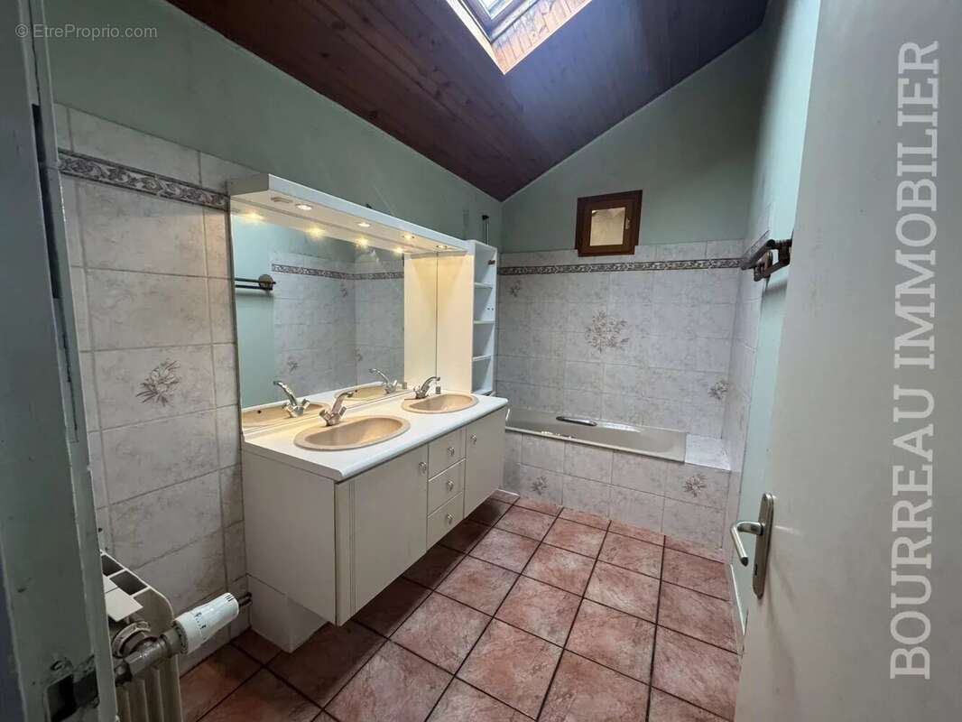 Maison à LA CELLE-SAINT-CYR