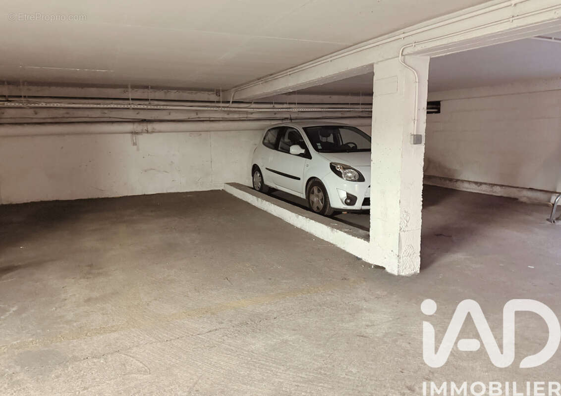 Photo 2 - Parking à PARIS-11E