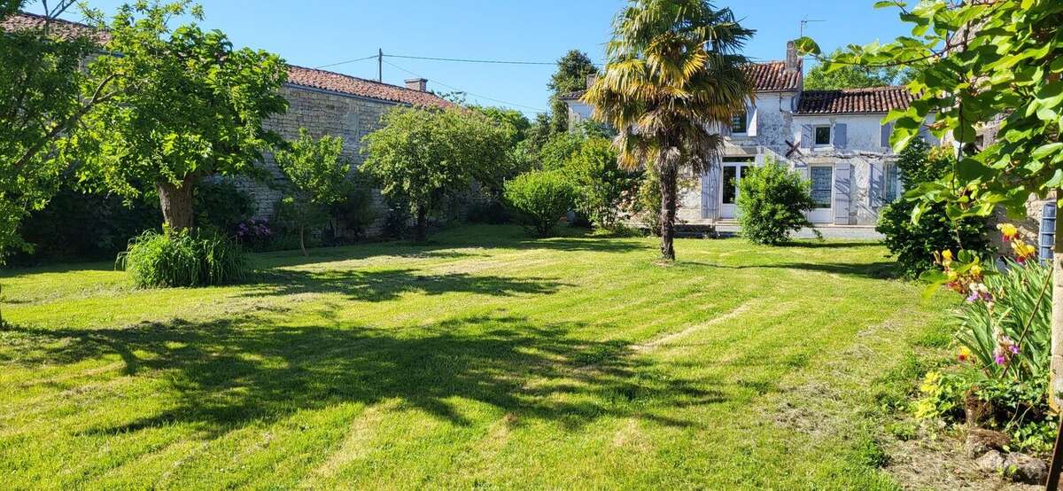 Maison à SAINT-GEORGES-DE-LONGUEPIERRE