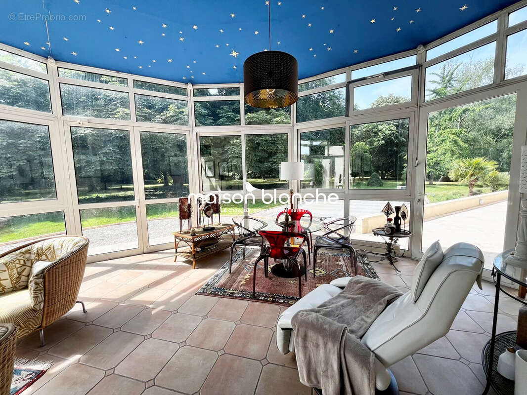 Maison 370 m² à Saint-Denis-La-Chevasse  - photo 8