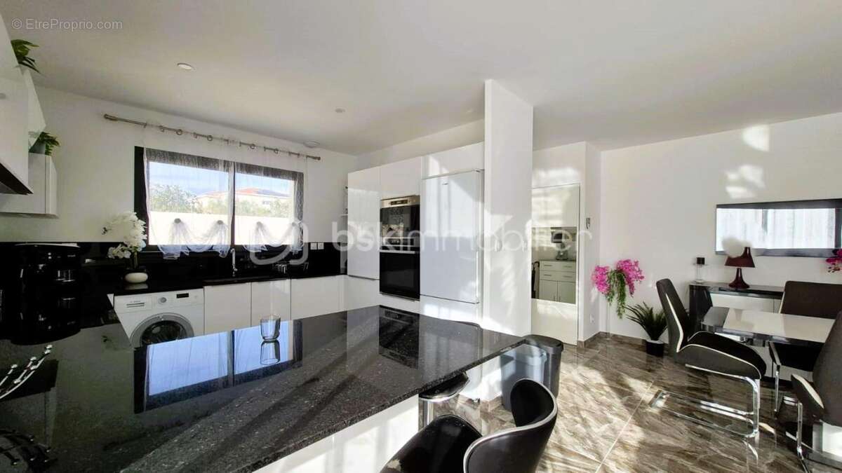 *** nouveaute- villa comtemporaine meublée- 100m²- plain pied- 3 chambres- garage- jardin- vue *** - photo 2