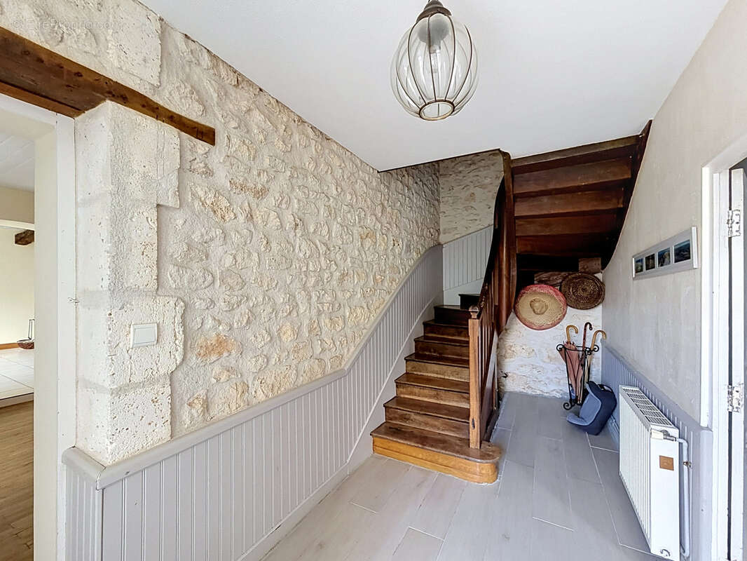 20KM gare TGV ANGOULEME : Ensemble immobilier charentais rénové avec maison principale, gîte et 6 000 m2 de te - photo 2