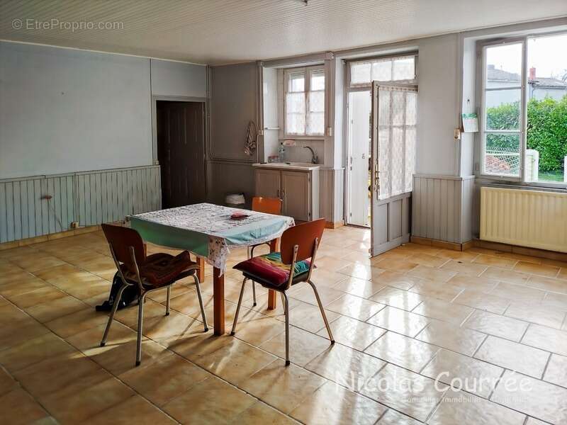 Maison à rénover – 191 m² – Fort potentiel – Environnement calme SAINT VINCENT LA CHATRE (79) - photo 3