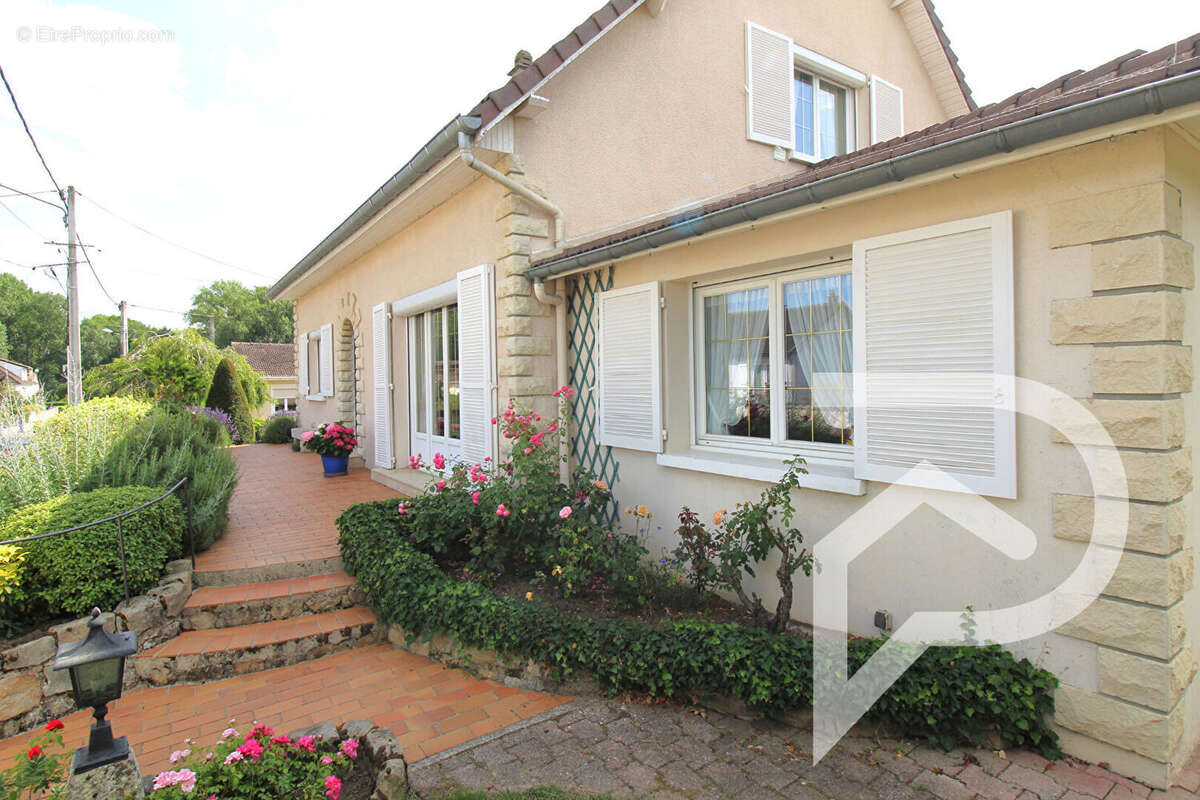 Maison à CHEVRIERES