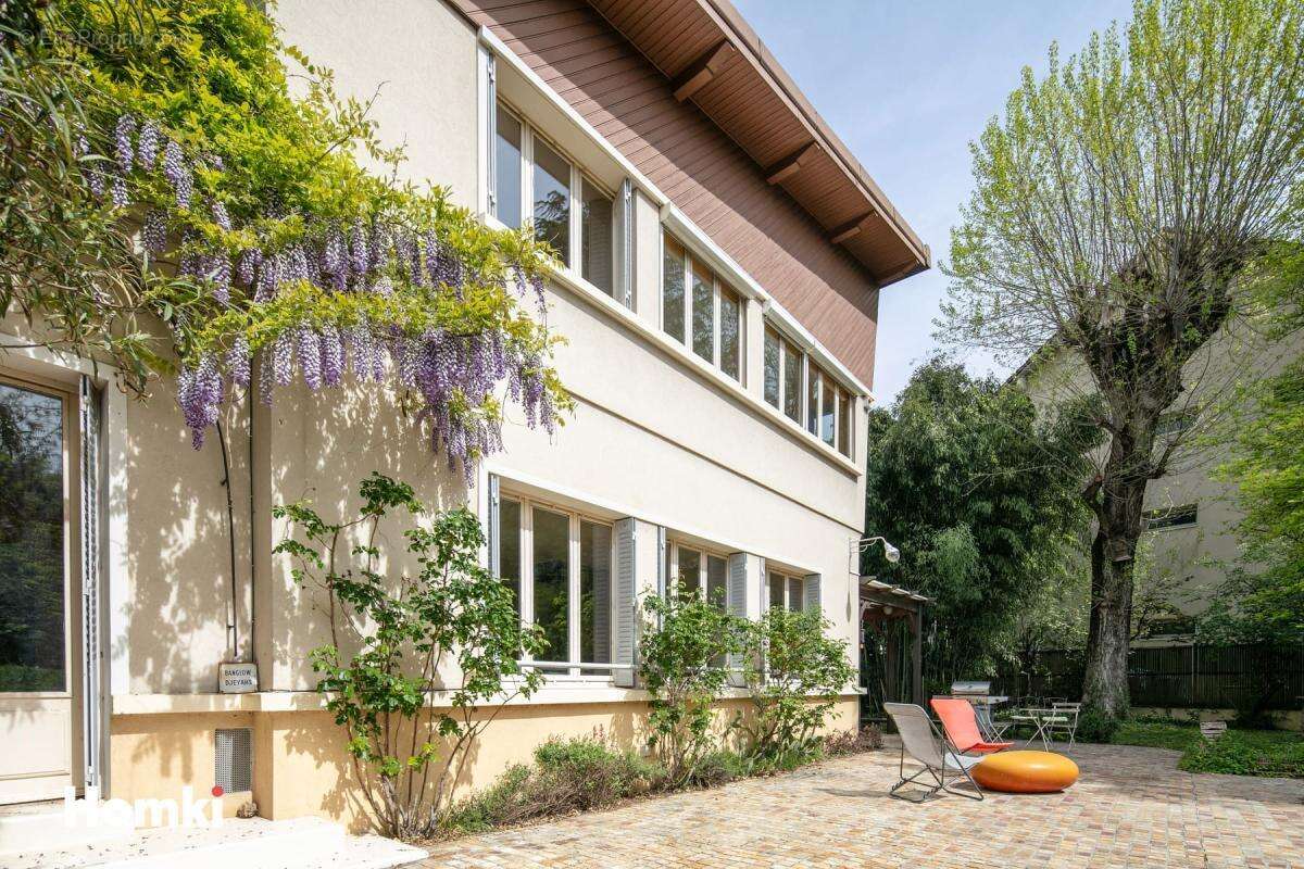 Maison de 226 m² au cœur d’un jardin arboré de 1 500 m² – Fraîcheur, calme et verdure - photo 9