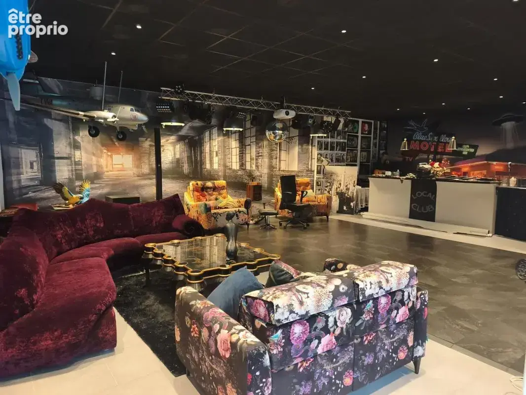 A vendre , murs commerciaux et professionels de 297m²+27m2 de réserve + 39m2 de garage avec un espace terrasse sur 852m2 de terr - photo 8