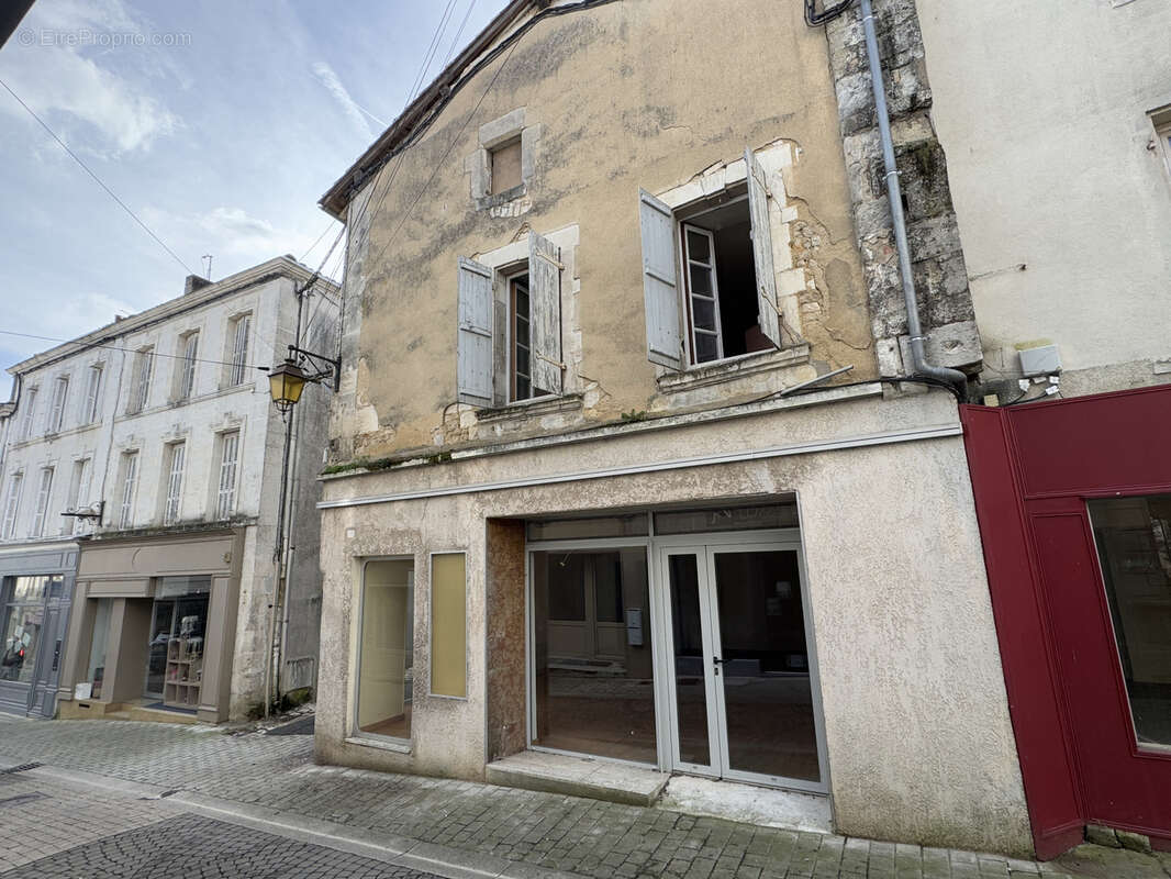 Appartement à BARBEZIEUX-SAINT-HILAIRE