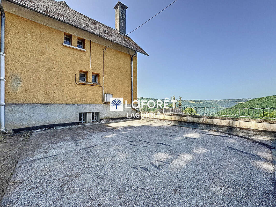 Maison à SAINTE-GENEVIEVE-SUR-ARGENCE