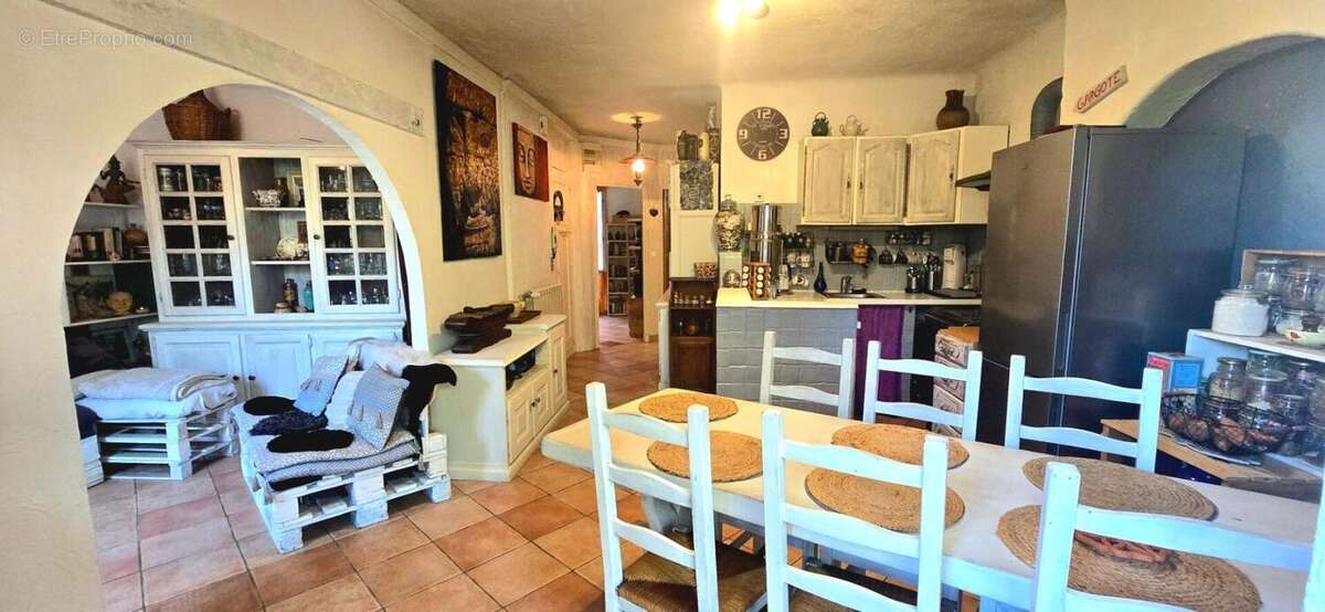 Draguignan centre , t3 lumineux avec véranda , idéal habitation ou investissement - photo 4