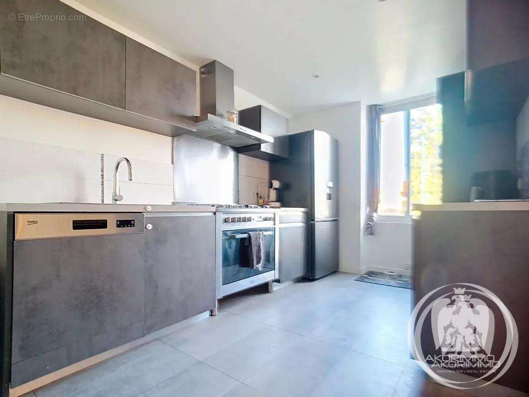 Maison à CREUZIER-LE-VIEUX