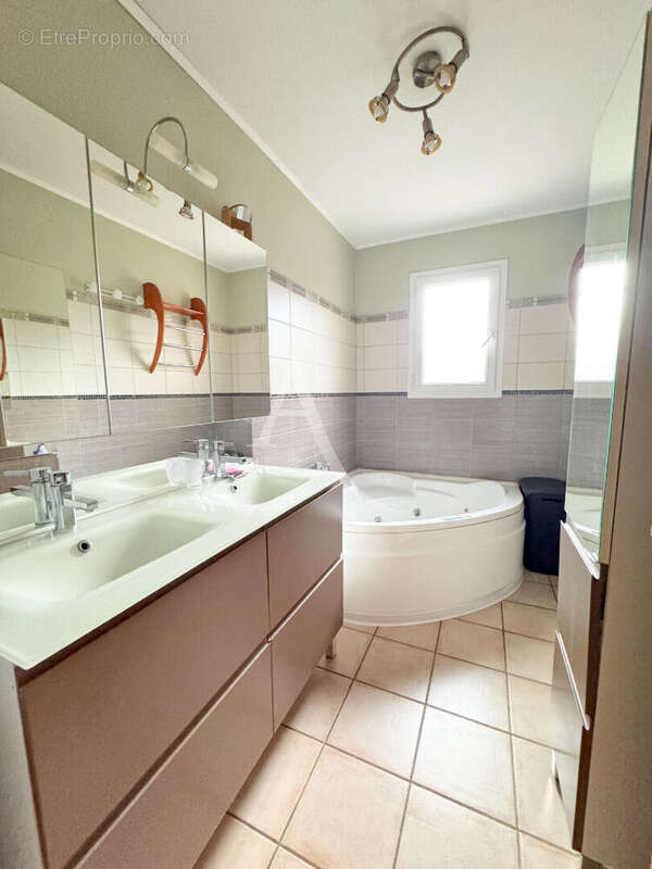 THUIR : Maison  5 pièces 116 m² PLAIN PIED -TERRAIN DE 851 m² à deux pas du centre Ville ! - photo 15