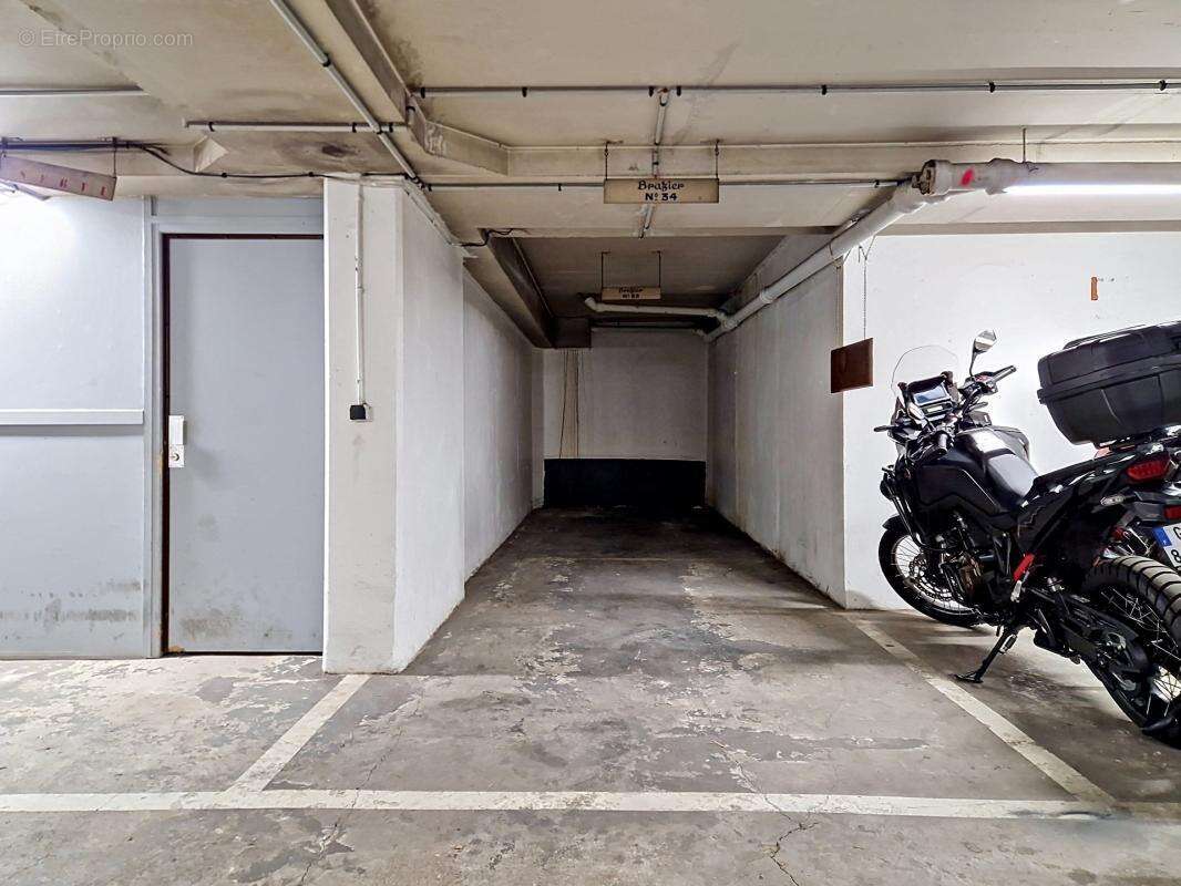 Parking à PARIS-2E