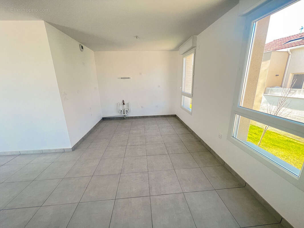 Appartement à PINS-JUSTARET