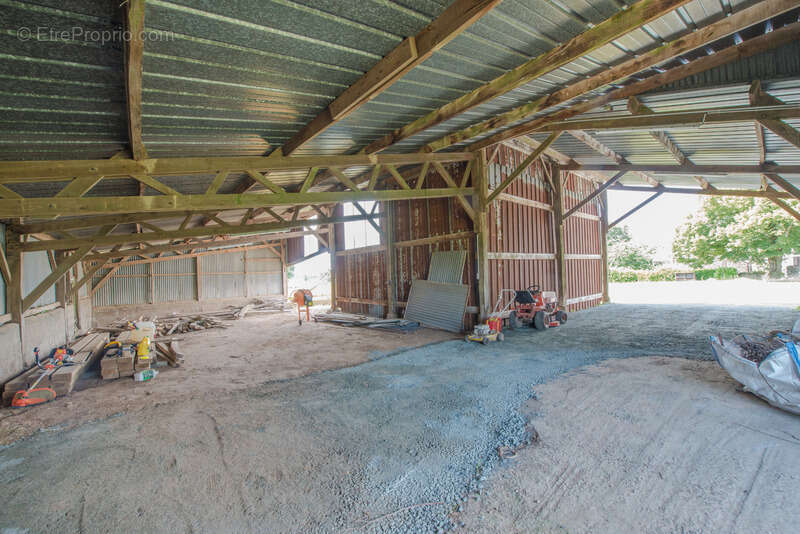 Ensemble en pierre à rénover – 340 m² de potentiel habitable – Hangar 223 m² – Terrain 3 109 m² - photo 14